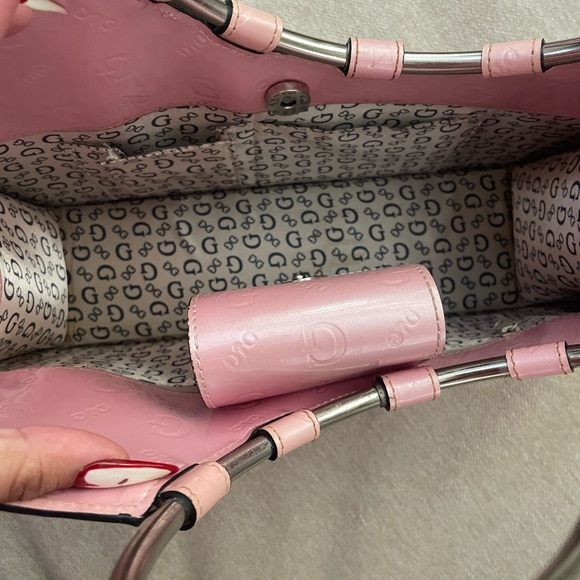 Pink Patent Leather GUESS Hand Bag w/Heart Shape Handle - Picture 3 of 4